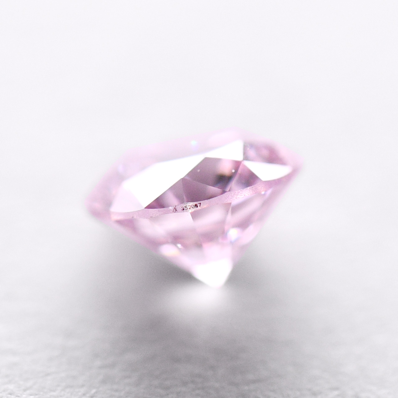 天然ファンシーパープリッシュピンクダイヤモンドルース画像3の拡大画像｜0.21ct, Fancy Purplish Pink, SI-1, Round, GIA & ARGYLE