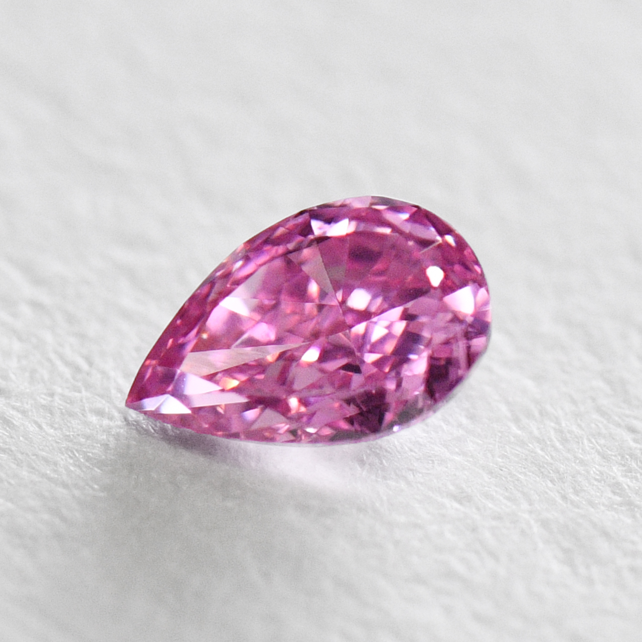 ピンクダイヤモンドルース画像7の拡大画像｜0.049ct, Fancy Vivid Purplish Pink (ファンシーヴィヴィッドパープリッシュピンク）, VVS-1, Pear Shape (雫型）, AGT
