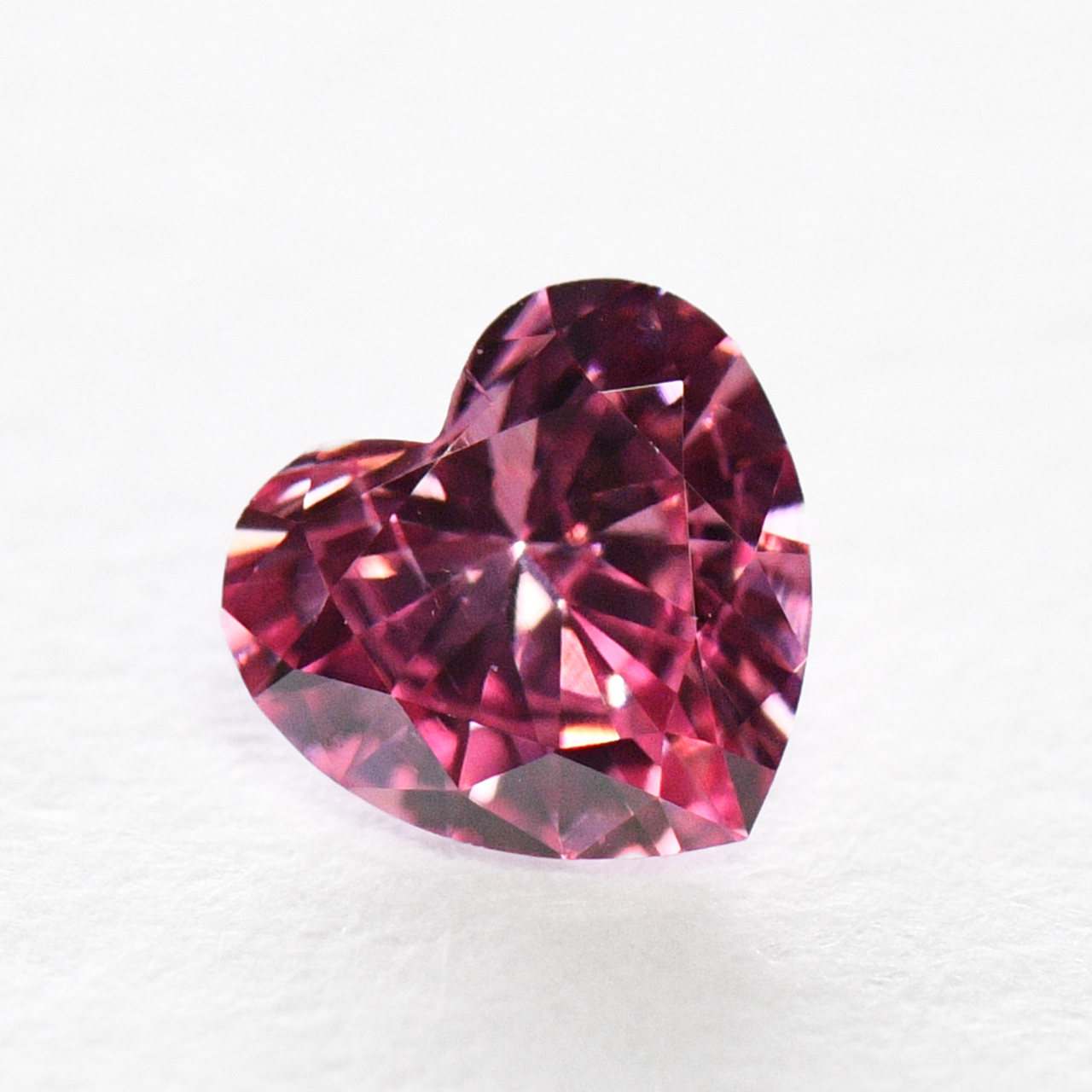 ピンクダイヤモンドルース画像2の拡大画像｜0.070ct, Fancy Vivid Purplish Pink (ファンシーヴィヴィッドパープリッシュピンク）, SI-2, Heart Shape（ハート型）, AGT