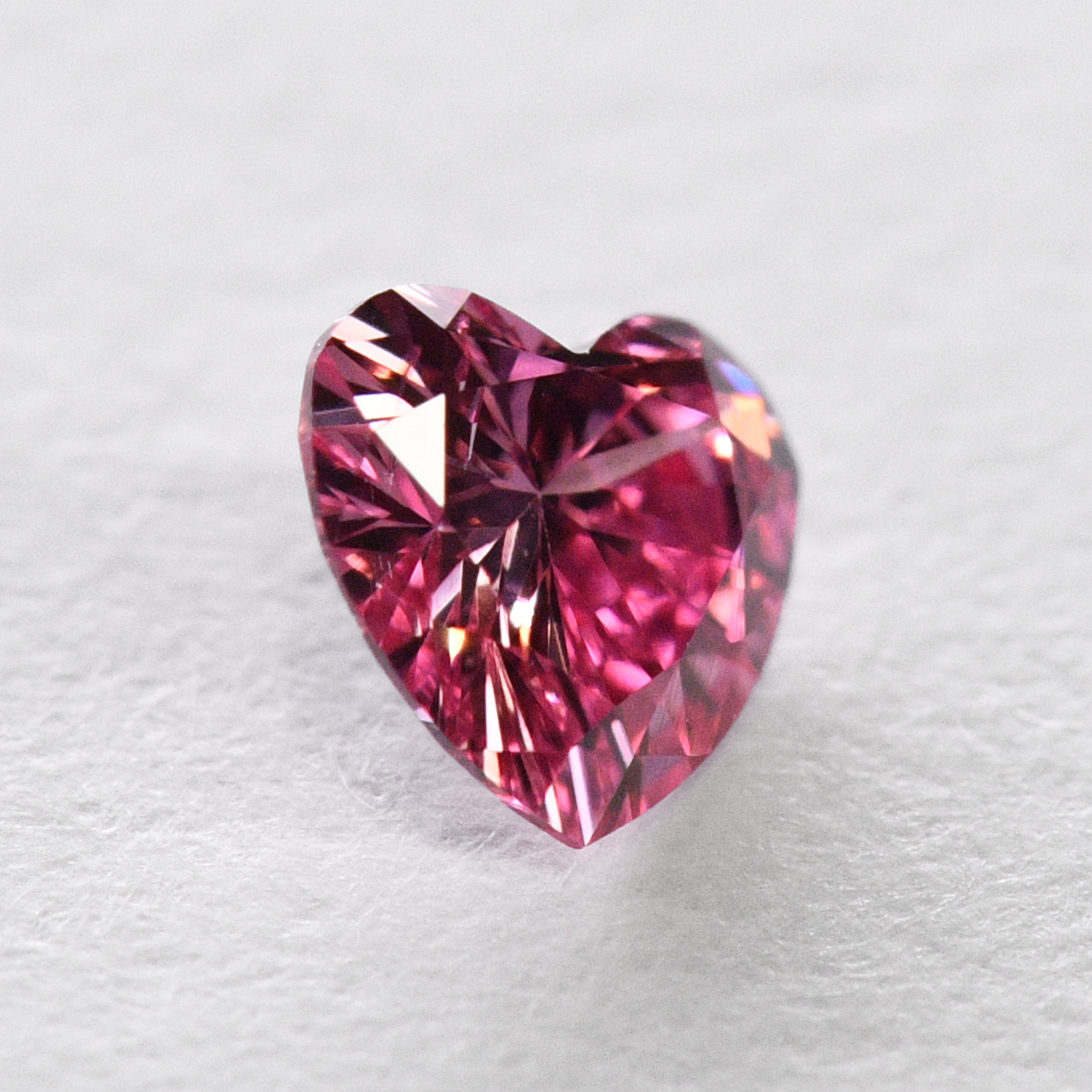 ピンクダイヤモンドルース画像3の拡大画像｜0.070ct, Fancy Vivid Purplish Pink (ファンシーヴィヴィッドパープリッシュピンク）, SI-2, Heart Shape（ハート型）, AGT