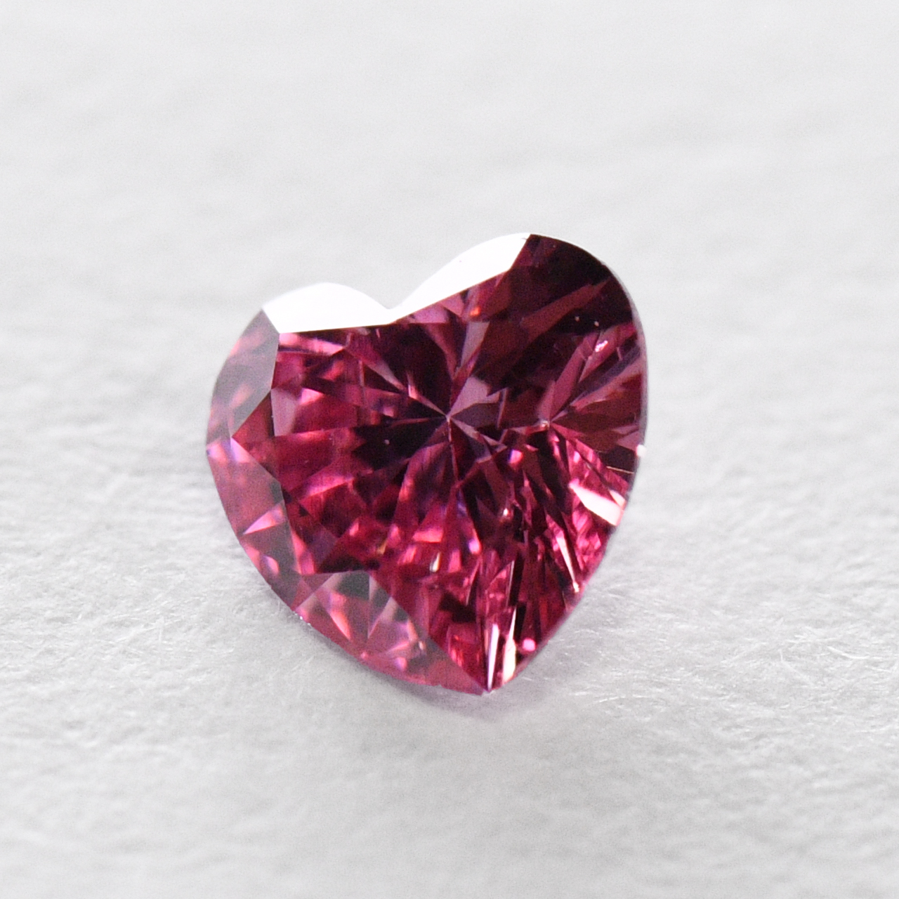 ピンクダイヤモンドルース画像4の拡大画像｜0.070ct, Fancy Vivid Purplish Pink (ファンシーヴィヴィッドパープリッシュピンク）, SI-2, Heart Shape（ハート型）, AGT