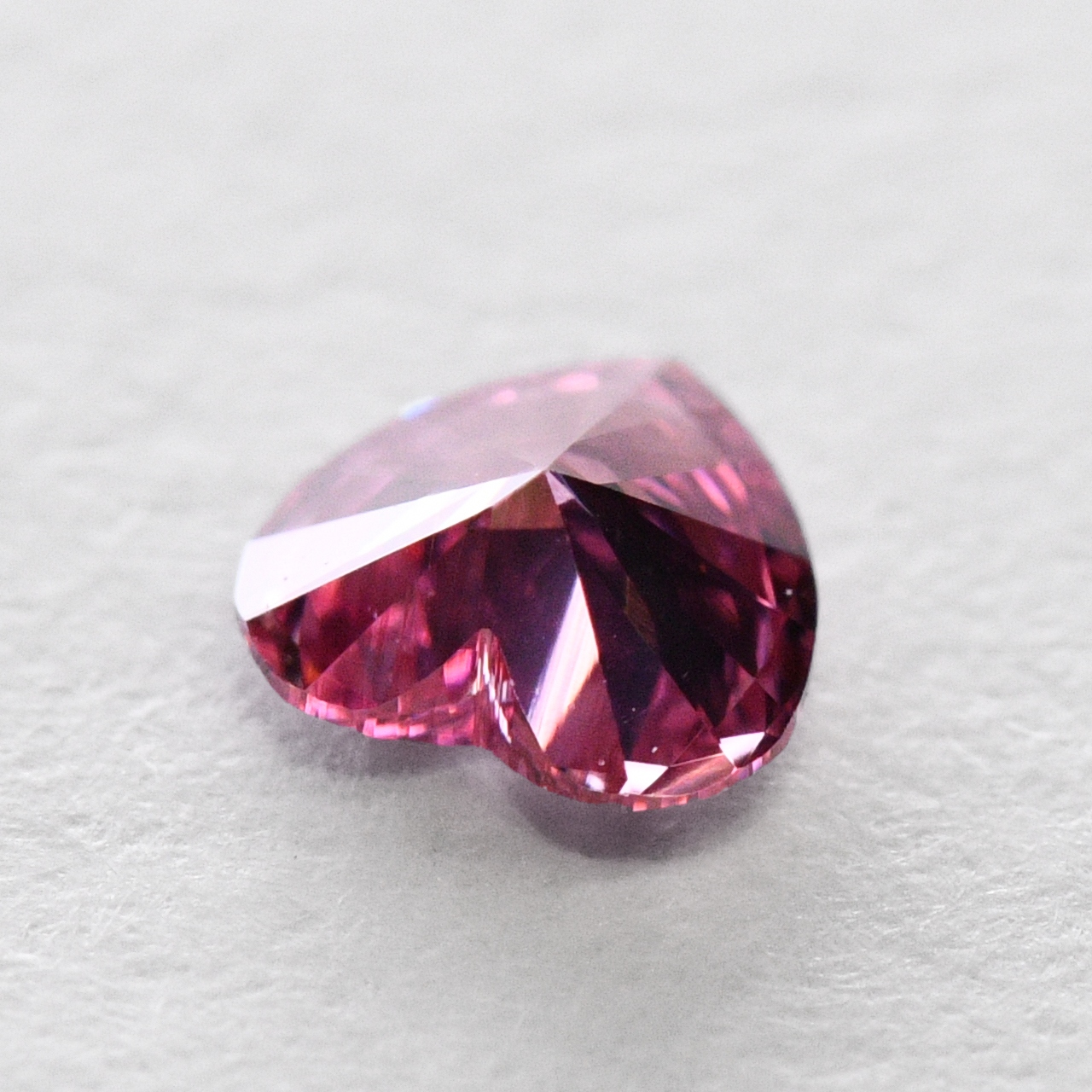 ピンクダイヤモンドルース画像5の拡大画像｜0.070ct, Fancy Vivid Purplish Pink (ファンシーヴィヴィッドパープリッシュピンク）, SI-2, Heart Shape（ハート型）, AGT