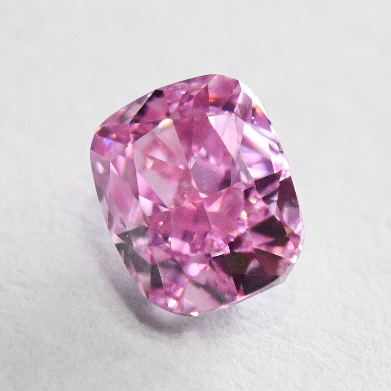 ピンクダイヤモンドルース画像2の拡大画像｜0.27ct, Fancy Vivid Purple Pink (ファンシーヴィヴィッドパープルピンク）, VS-2, Cusion, GIA