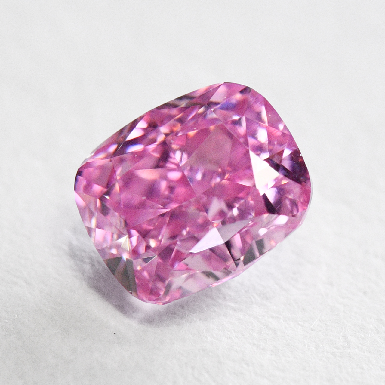 ピンクダイヤモンドルース画像4の拡大画像｜0.27ct, Fancy Vivid Purple Pink (ファンシーヴィヴィッドパープルピンク）, VS-2, Cusion, GIA