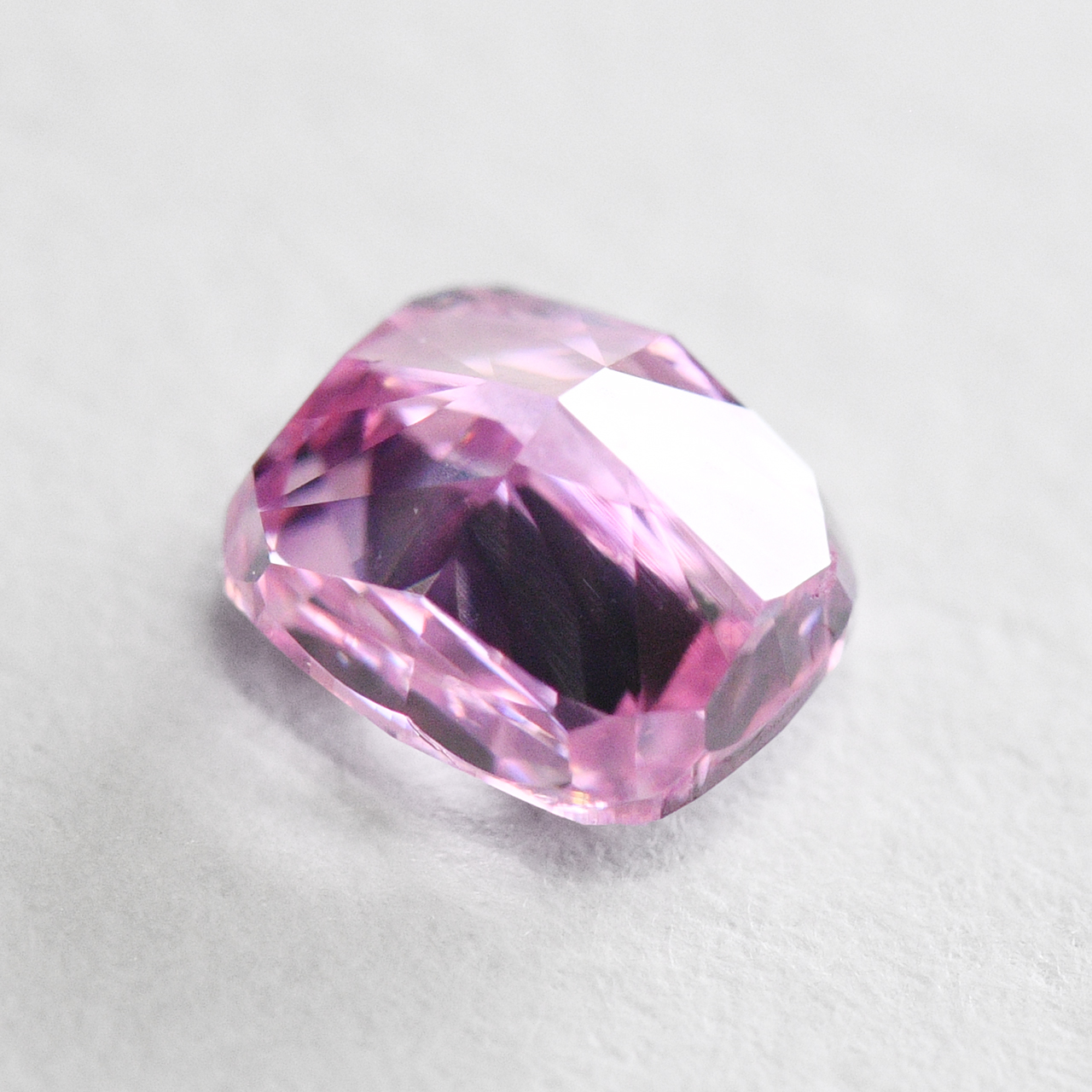 ピンクダイヤモンドルース画像6の拡大画像｜0.27ct, Fancy Vivid Purple Pink (ファンシーヴィヴィッドパープルピンク）, VS-2, Cusion, GIA