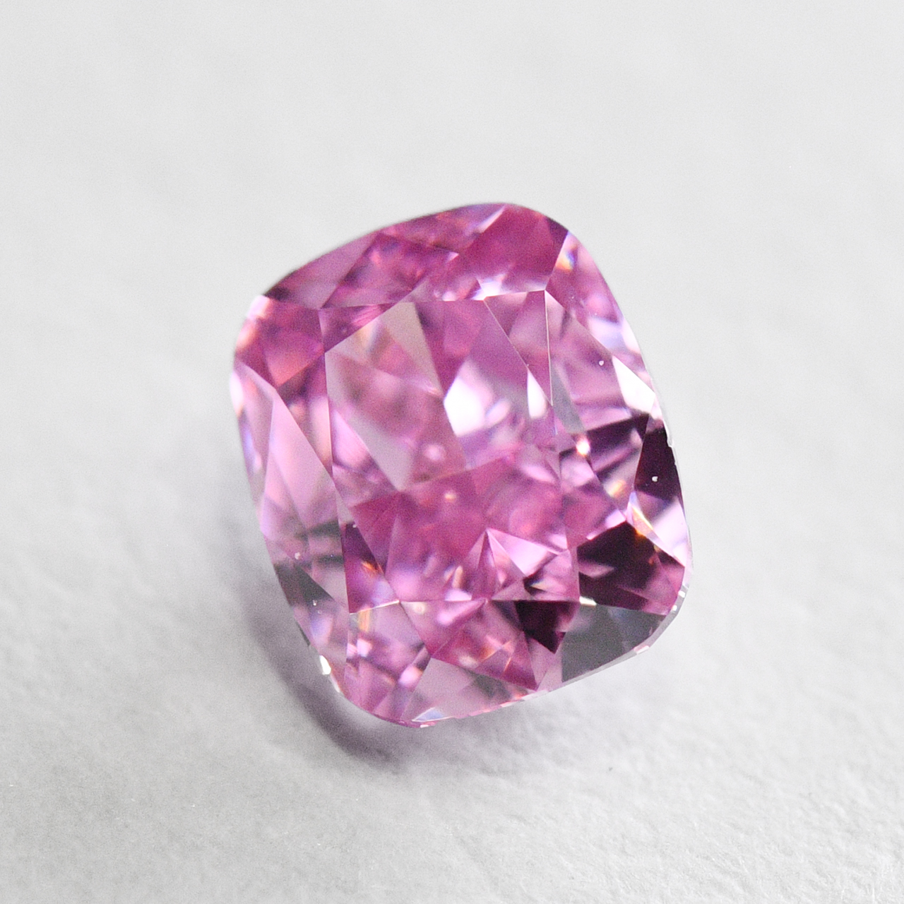 ピンクダイヤモンドルース画像7の拡大画像｜0.27ct, Fancy Vivid Purple Pink (ファンシーヴィヴィッドパープルピンク）, VS-2, Cusion, GIA