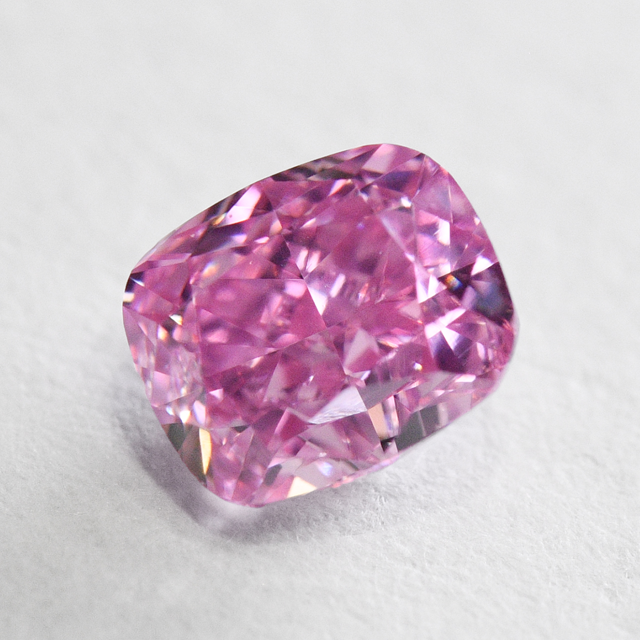 ピンクダイヤモンドルース画像8の拡大画像｜0.27ct, Fancy Vivid Purple Pink (ファンシーヴィヴィッドパープルピンク）, VS-2, Cusion, GIA