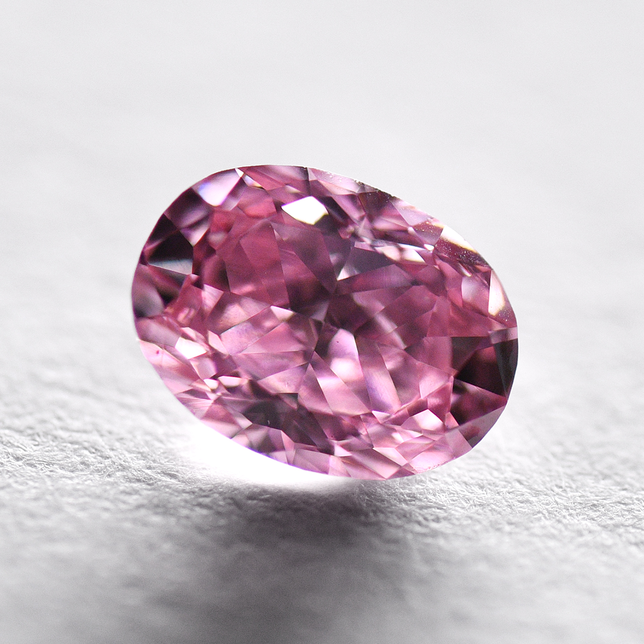 ピンクダイヤモンドルース画像1の拡大画像｜0.23ct, Fancy Vivid Purplish Pink (ファンシーヴィヴィッドパープリッシュピンク）, SI-1, Oval, GIA