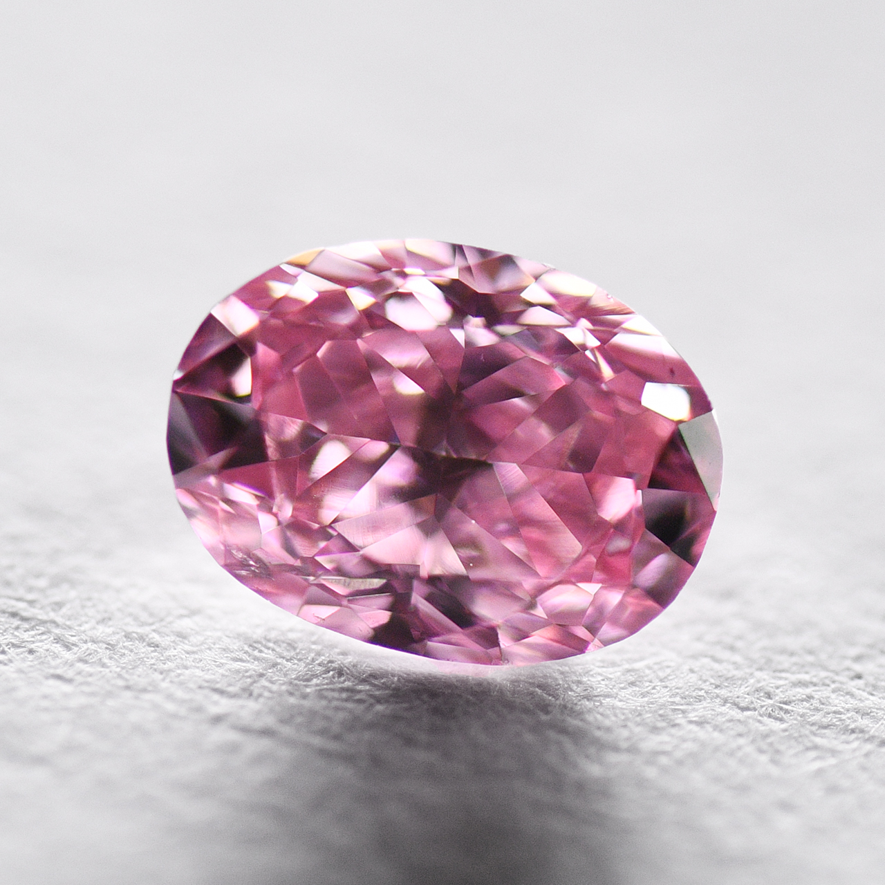 ピンクダイヤモンドルース画像1の拡大画像｜0.23ct, Fancy Vivid Purplish Pink (ファンシーヴィヴィッドパープリッシュピンク）, SI-1, Oval, GIA