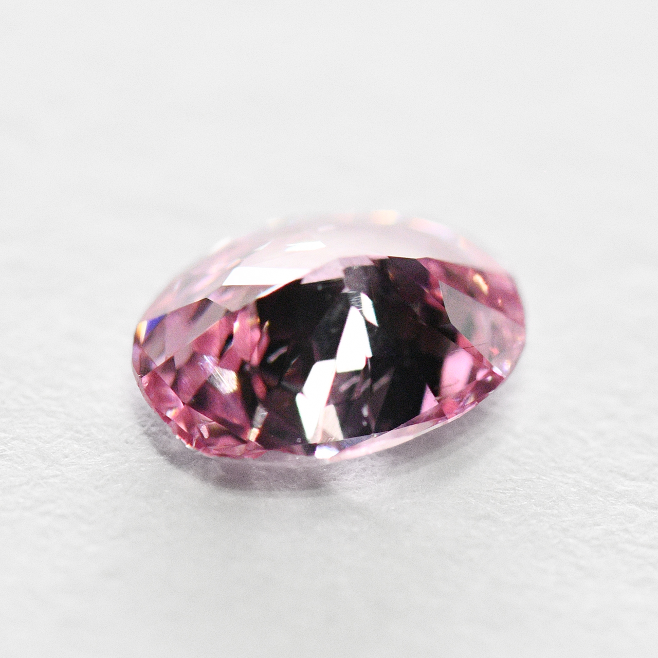 ピンクダイヤモンドルース画像1の拡大画像｜0.23ct, Fancy Vivid Purplish Pink (ファンシーヴィヴィッドパープリッシュピンク）, SI-1, Oval, GIA