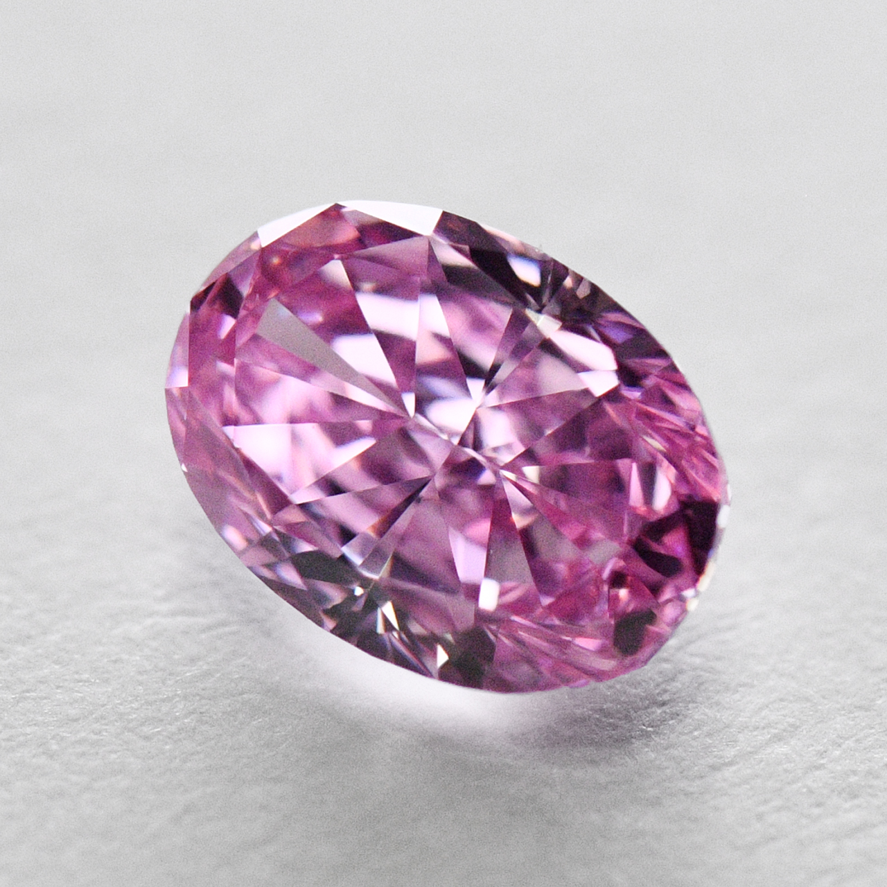 ピンクダイヤモンドルース画像2の拡大画像｜0.30ct, Fancy Vivid Purple Pink (ファンシーヴィヴィッドパープルピンク）, VS-2, Oval, GIA