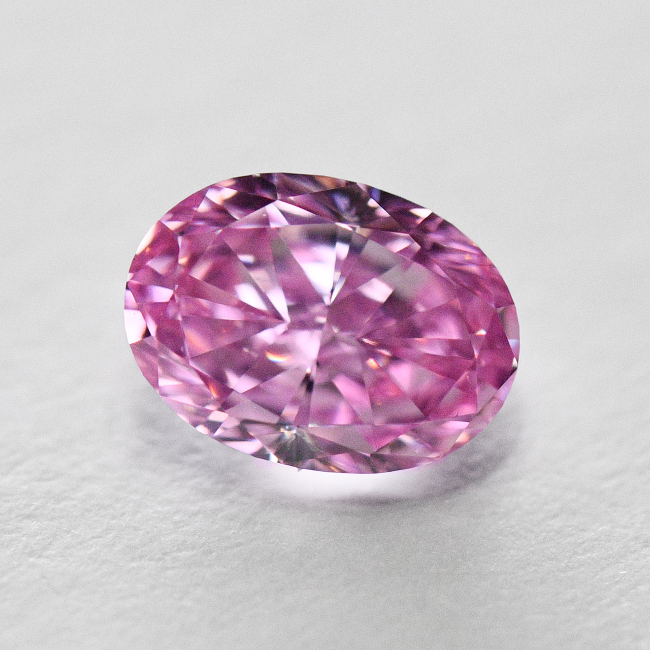 ピンクダイヤモンドルース画像3の拡大画像｜0.30ct, Fancy Vivid Purple Pink (ファンシーヴィヴィッドパープルピンク）, VS-2, Oval, GIA