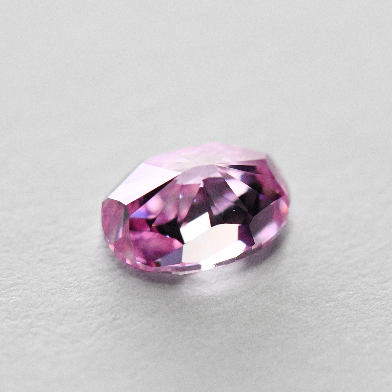 ピンクダイヤモンドルース画像5の拡大画像｜0.30ct, Fancy Vivid Purple Pink (ファンシーヴィヴィッドパープルピンク）, VS-2, Oval, GIA