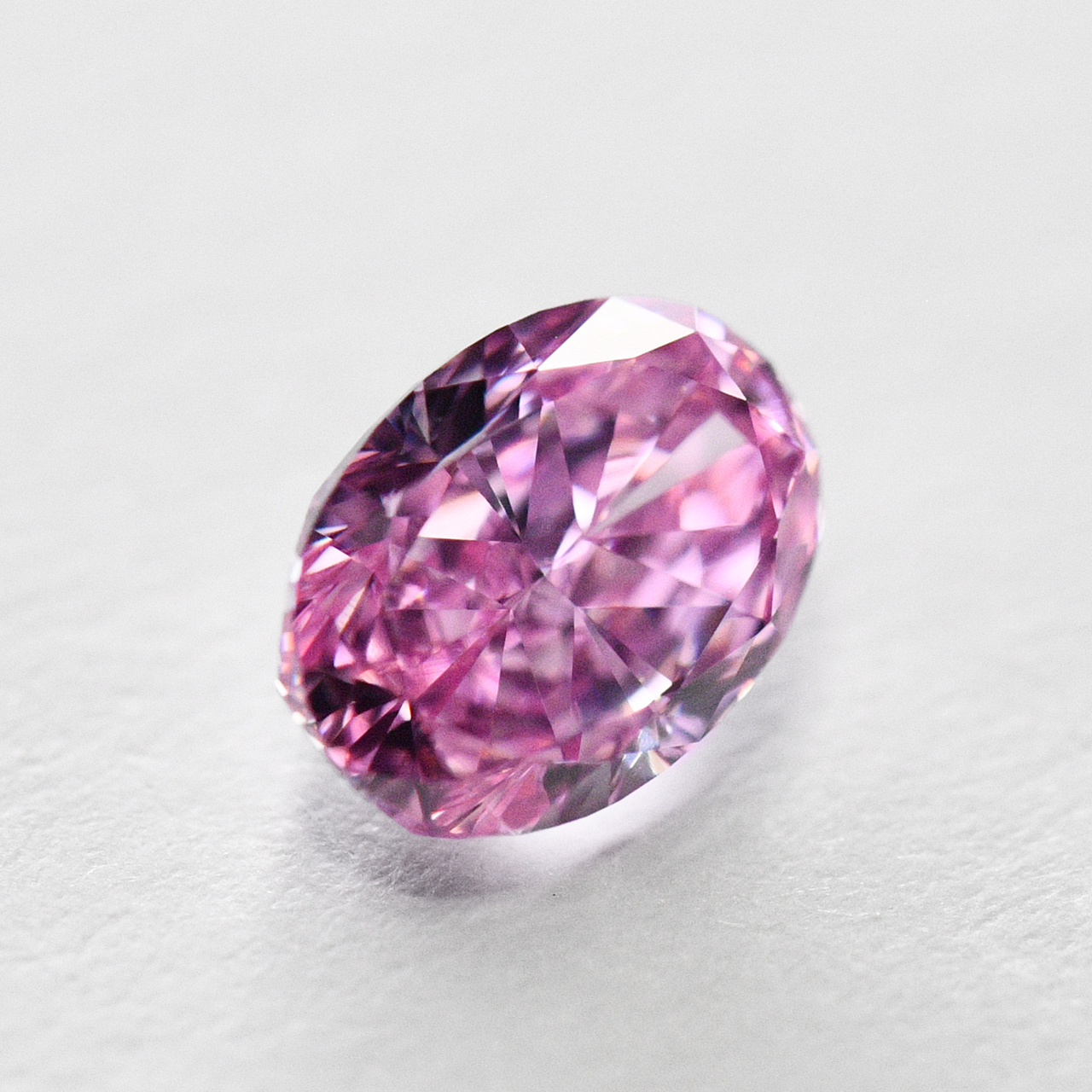 ピンクダイヤモンドルース画像6の拡大画像｜0.30ct, Fancy Vivid Purple Pink (ファンシーヴィヴィッドパープルピンク）, VS-2, Oval, GIA