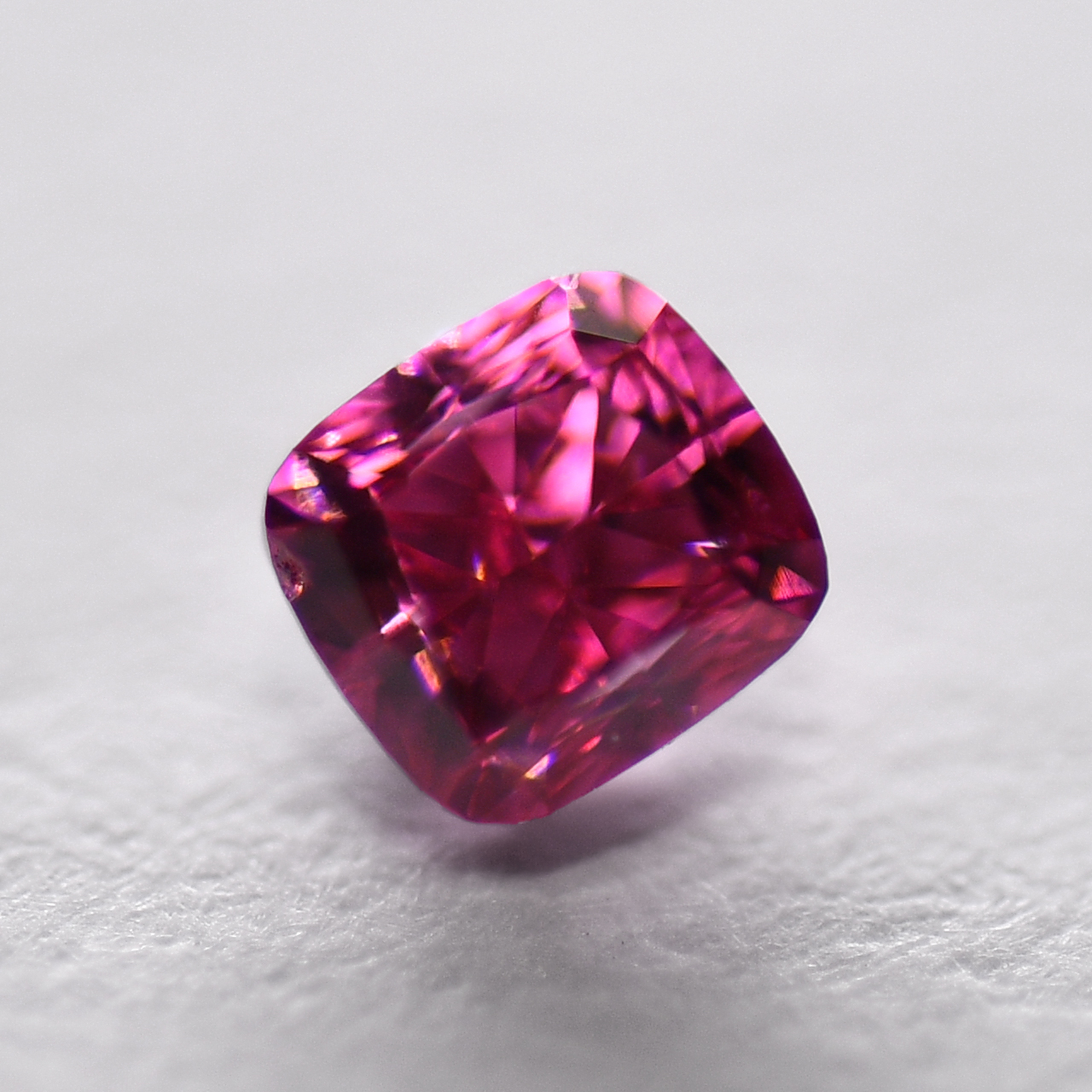 レッドダイヤモンドルース画像2の拡大画像｜0.102ct / Fancy Purplish Red / VS2 / Cushion / CGL