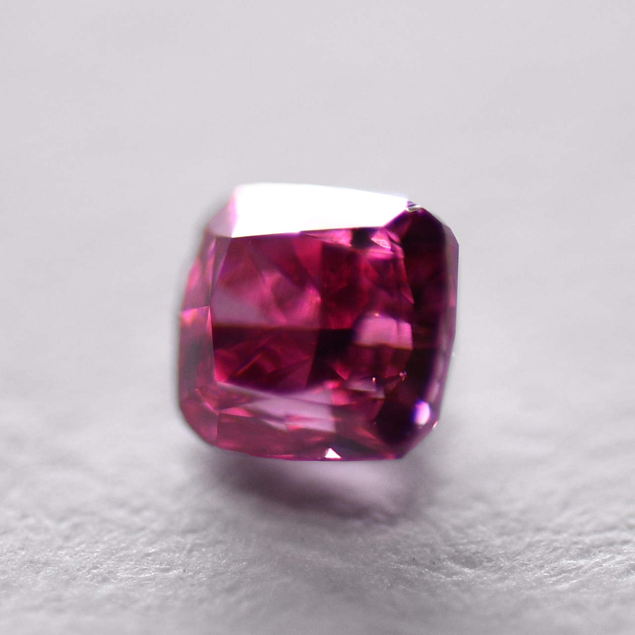 レッドダイヤモンドルース画像3の拡大画像｜0.102ct / Fancy Purplish Red / VS2 / Cushion / CGL