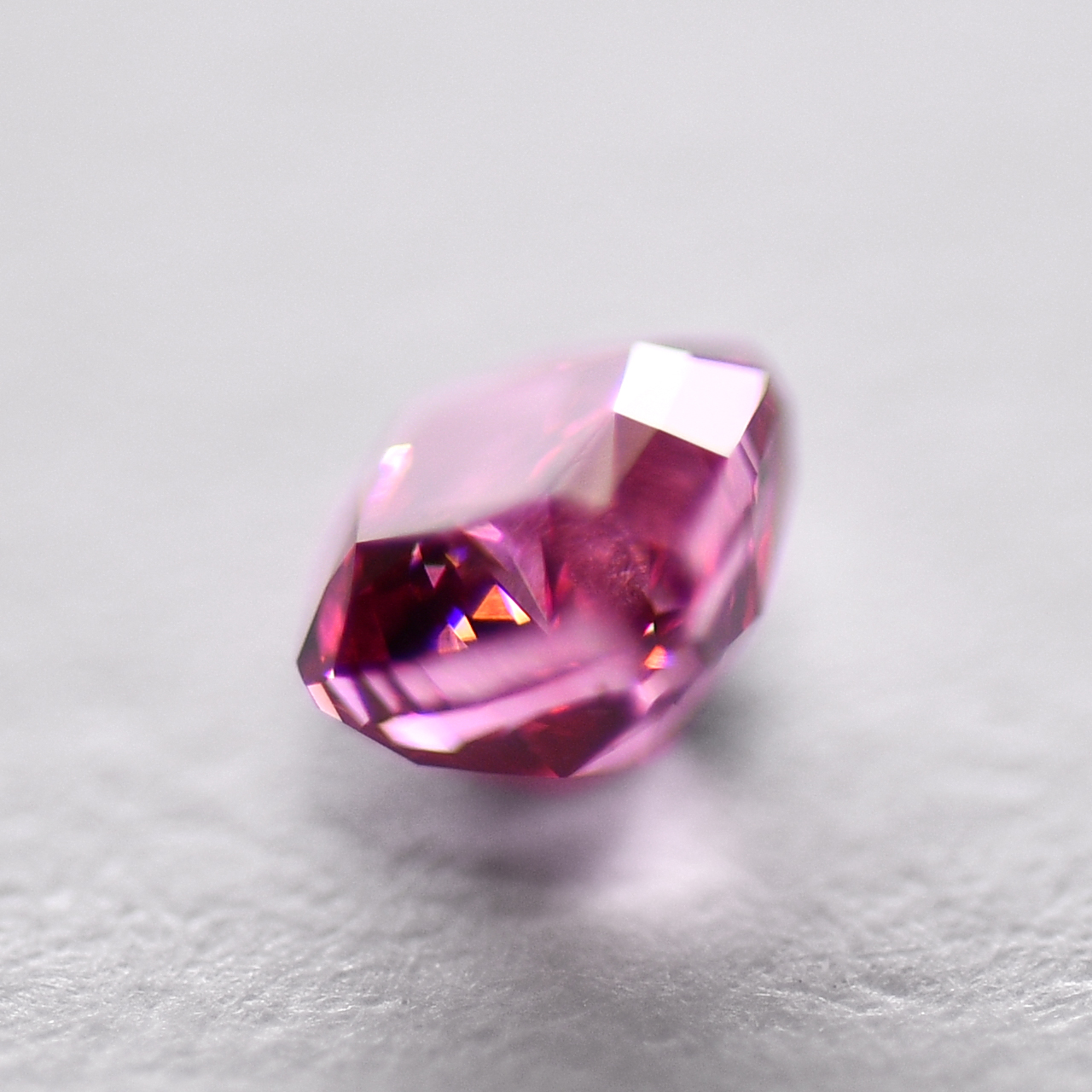 レッドダイヤモンドルース画像4の拡大画像｜0.102ct / Fancy Purplish Red / VS2 / Cushion / CGL