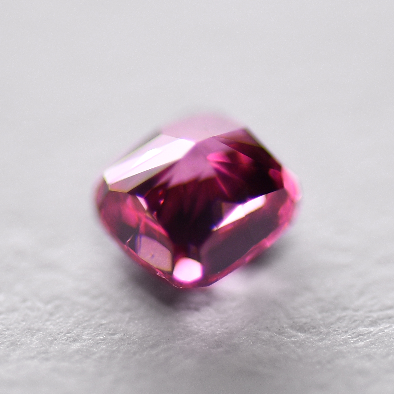 レッドダイヤモンドルース画像5の拡大画像｜0.102ct / Fancy Purplish Red / VS2 / Cushion / CGL