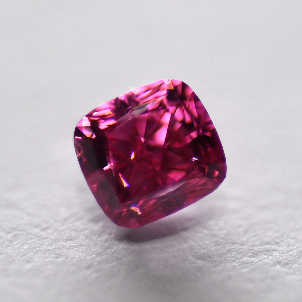 レッドダイヤモンドルース画像6の拡大画像｜0.102ct / Fancy Purplish Red / VS2 / Cushion / CGL