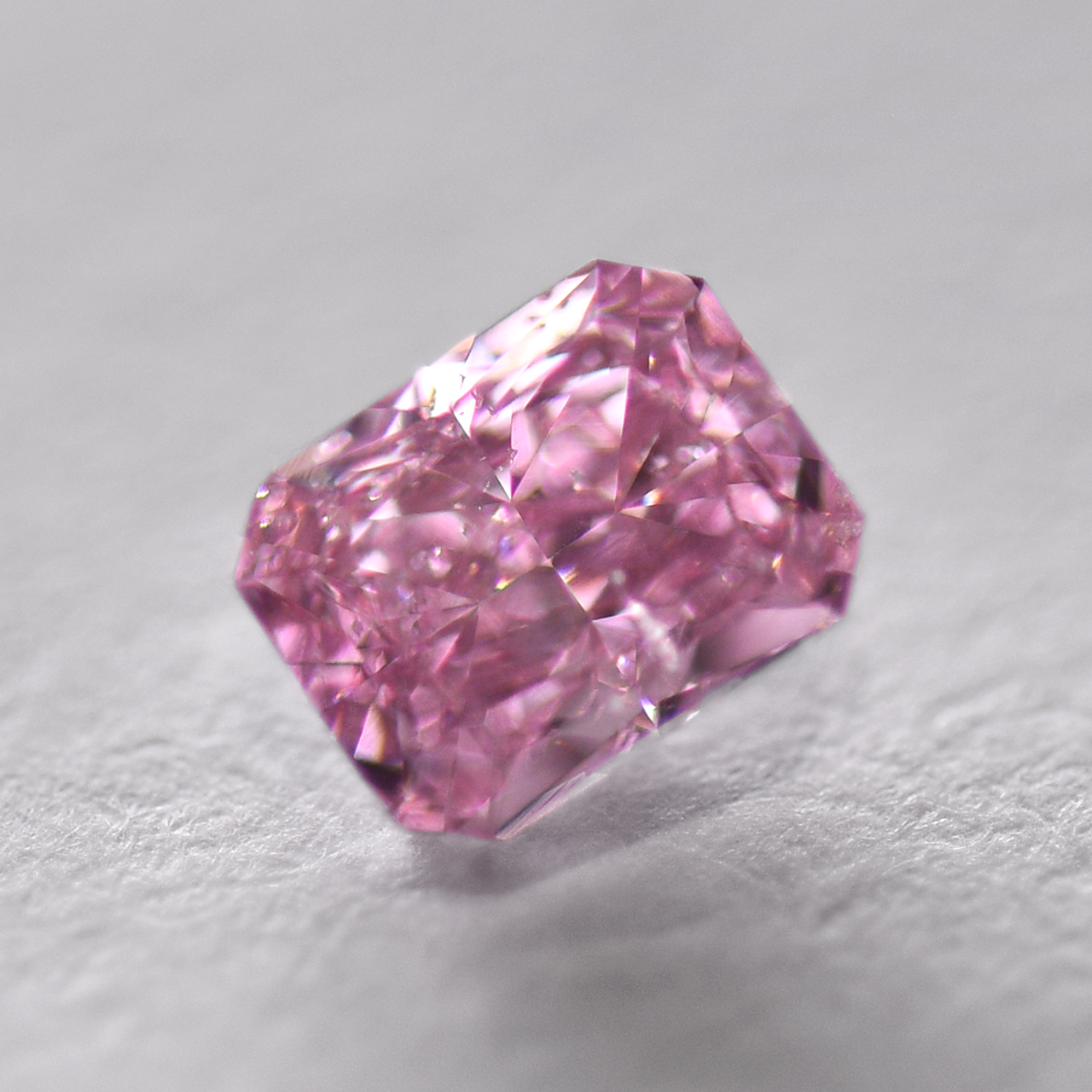 ピンクダイヤモンドルース画像5の拡大画像｜0.200ct / Fancy Intense Pink / SI-2 / Radiant / GIA CGL