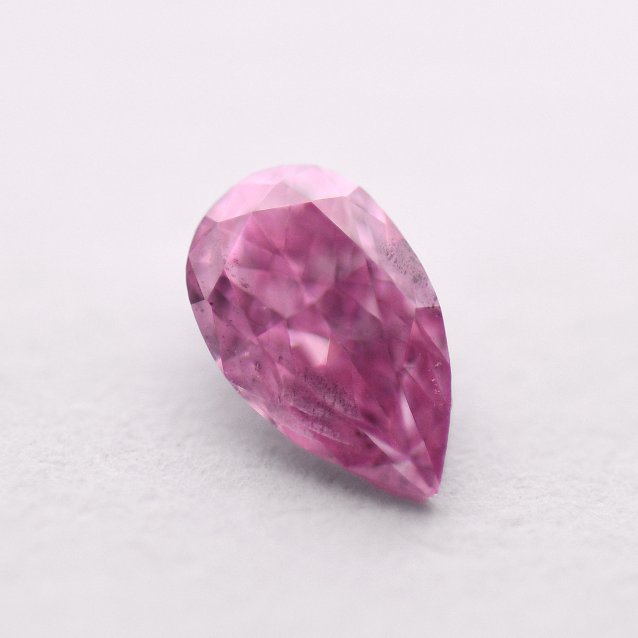 ピンクダイヤモンドルース画像2の拡大画像｜0.157ct / Fancy Vivid Purplish Pink / SI-2 / Pear Shape/ CGL