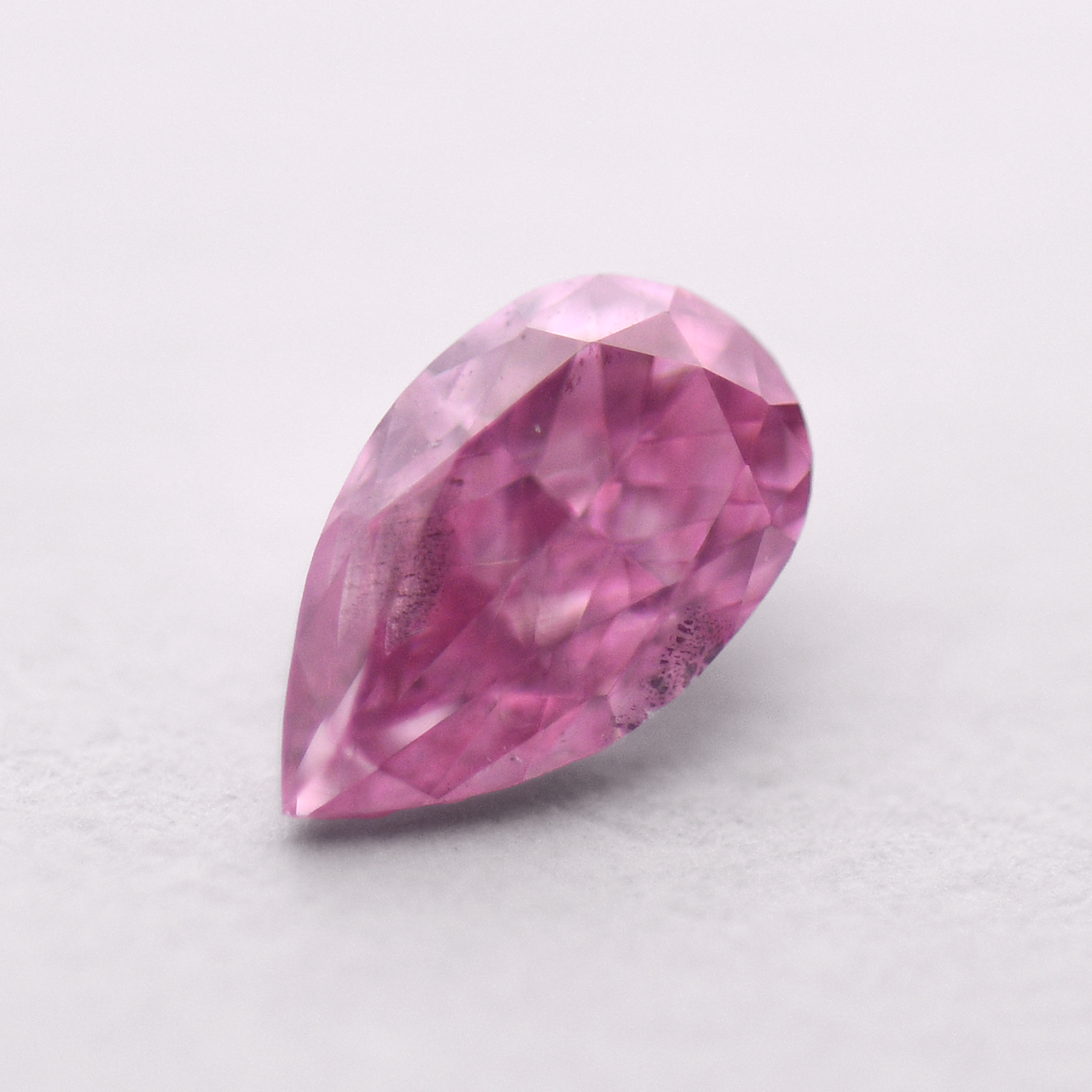 ピンクダイヤモンドルース画像6の拡大画像｜0.157ct / Fancy Vivid Purplish Pink / SI-2 / Pear Shape/ CGL