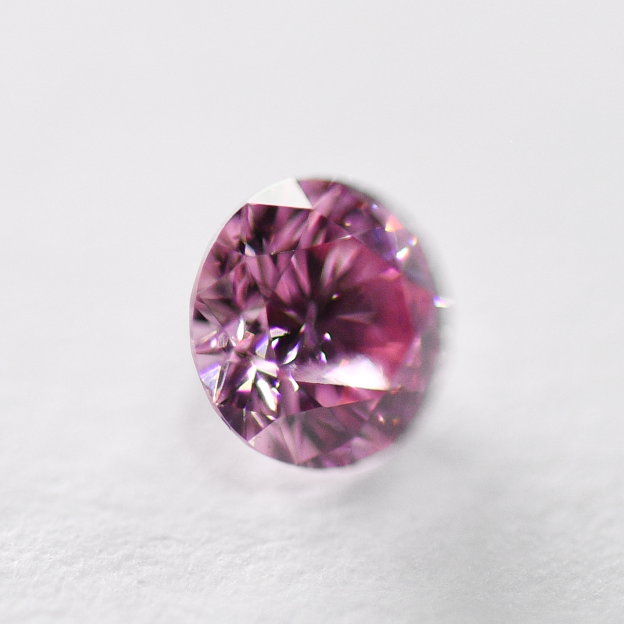 ピンクダイヤモンドルース画像3の拡大画像｜0.097ct / Fancy Intense Purplish Pink / I-1/ Round / CGL