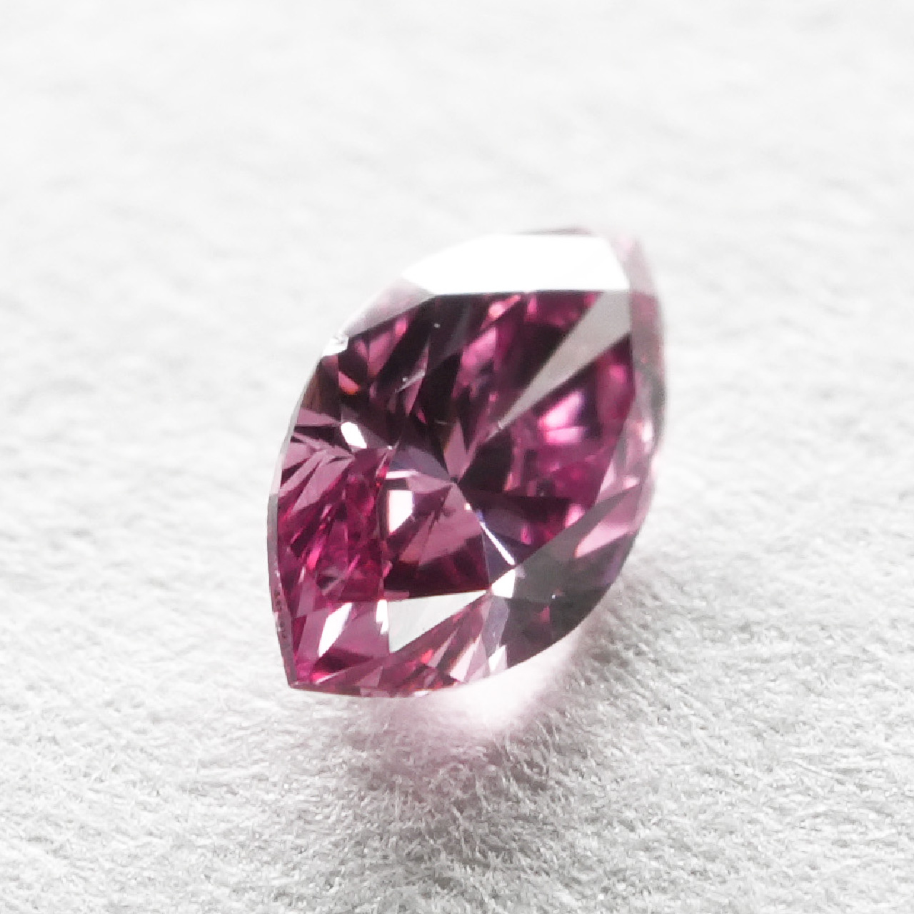 ピンクダイヤモンドルース画像2の拡大画像｜0.08ct/Fancy Vivid Purplish Pink(2PP)/VS-2/Marquise
