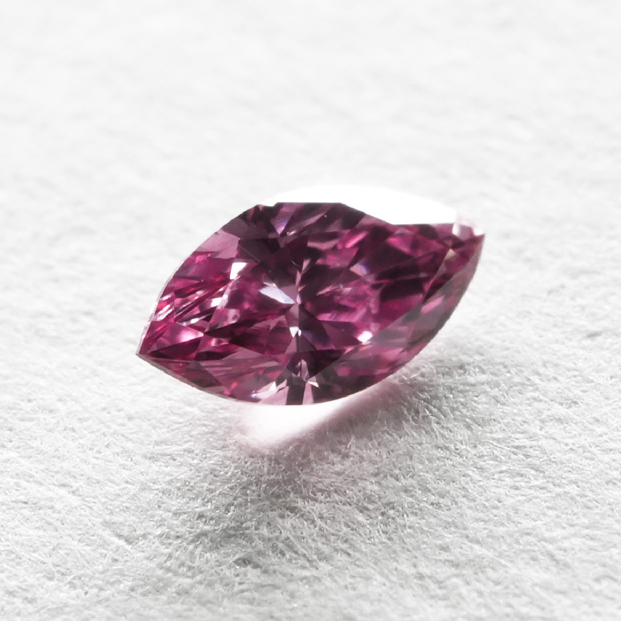 ピンクダイヤモンドルース画像3の拡大画像｜0.08ct/Fancy Vivid Purplish Pink(2PP)/VS-2/Marquise