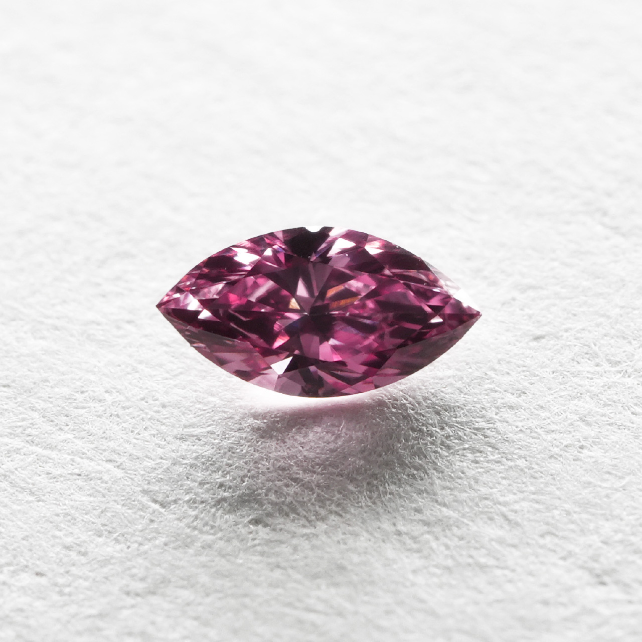 ピンクダイヤモンドルース画像7の拡大画像｜0.08ct/Fancy Vivid Purplish Pink(2PP)/VS-2/Marquise