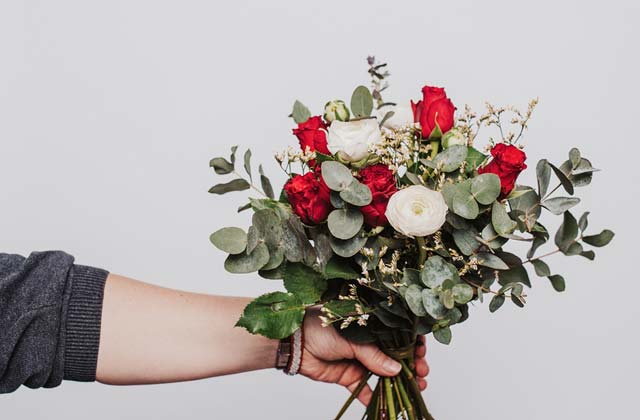 お家でプロポーズのきっかけは花束が大活躍 プロポーズに最適なバラの花束
